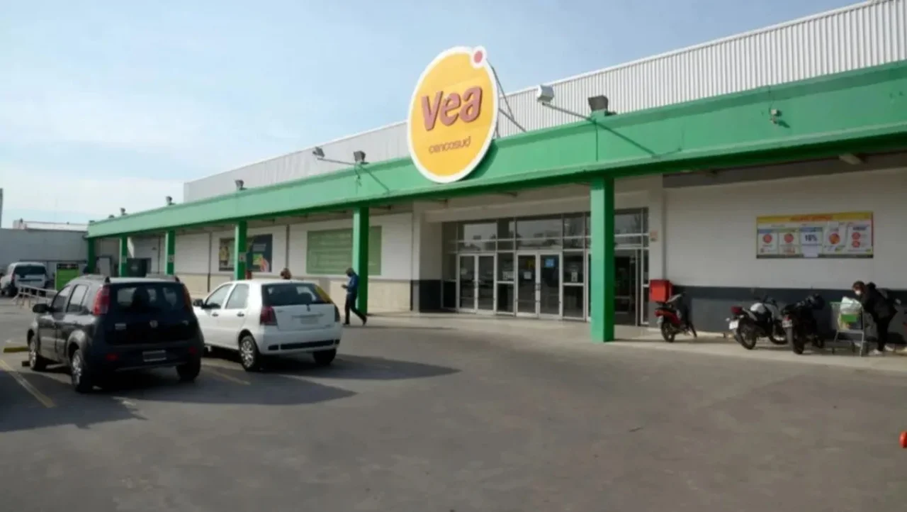 En la puja para quedarse con Carrefour, Cencosud cierra sucursales de una de sus cadenas - Image 1