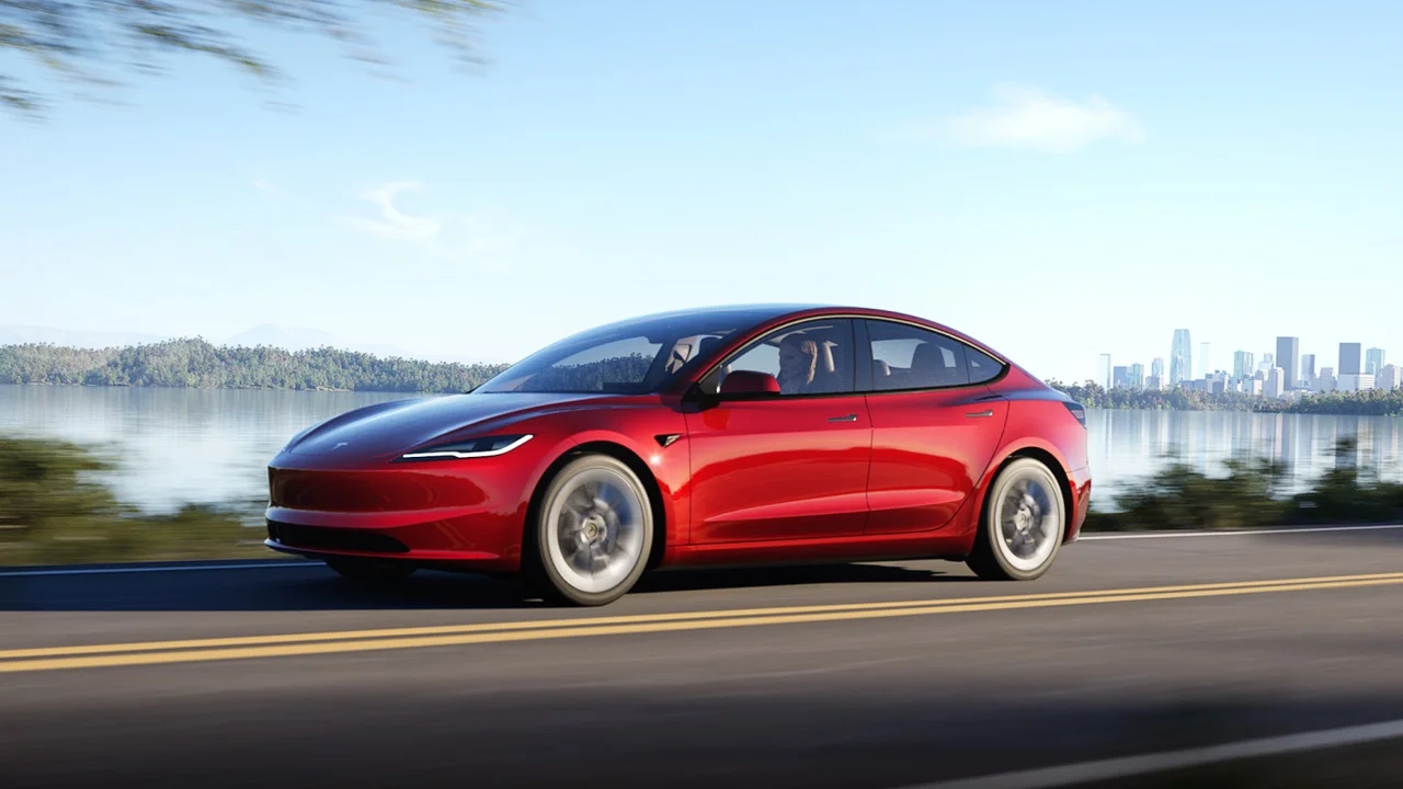 Habilitan la importación de autos: cuánto costaría manejar un Tesla en Argentina