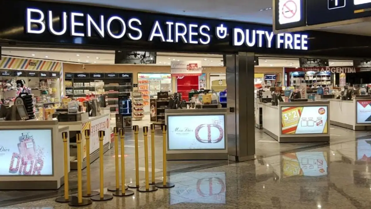 Una mujer quedó impactada el precio de los perfumes en el Free Shop de Ezeiza
