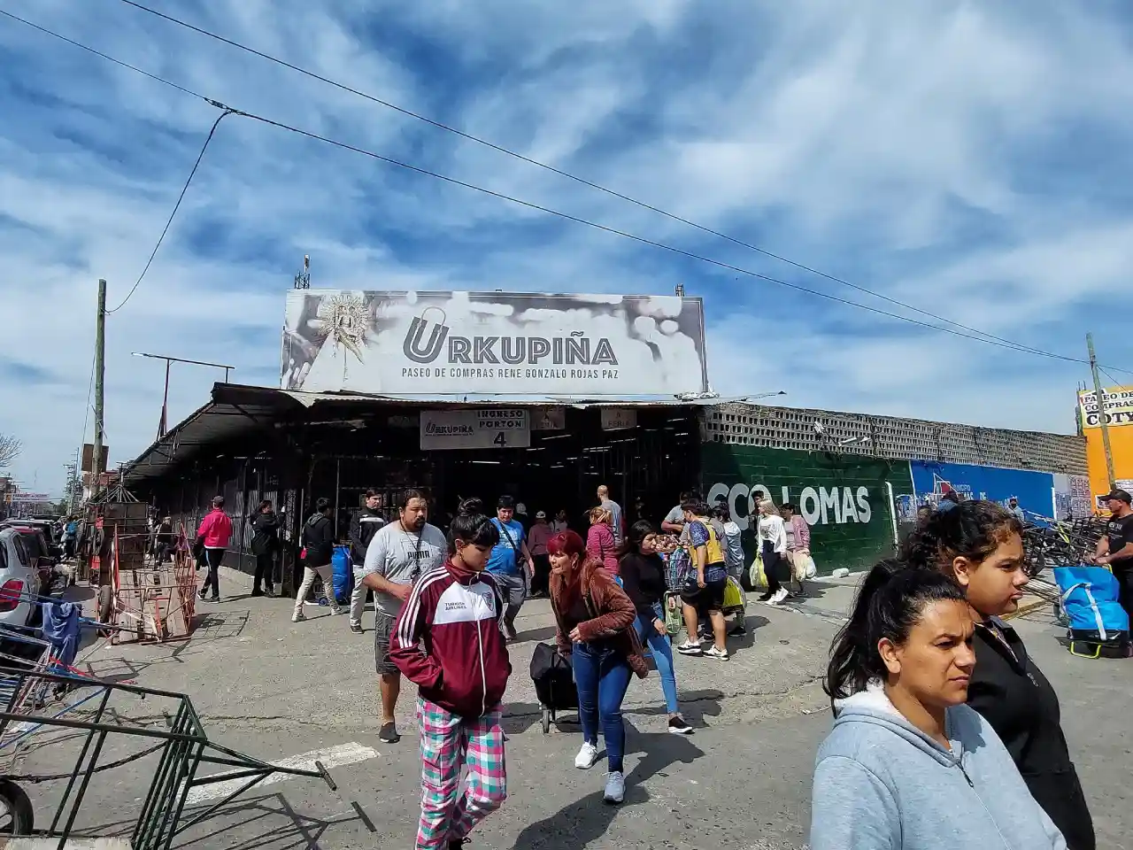 Cómo es la Feria Urkupiña, la más barata de Buenos Aires para comprar ropa