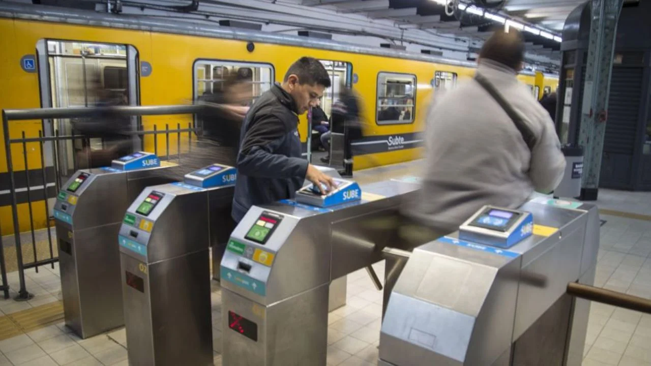 Polémica por el pago QR en subtes entre Mercado Pago y billeteras competidoras