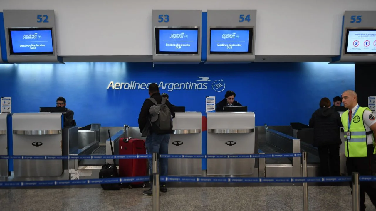 Asambleas de pilotos afectan a casi un centenar de vuelos de Aerolíneas Argentinas