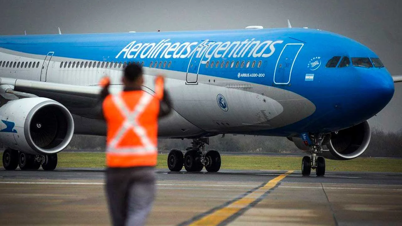 Batalla en Aerolíneas: pilotos cancelaron vuelos y la aérea suspende negociación salarial