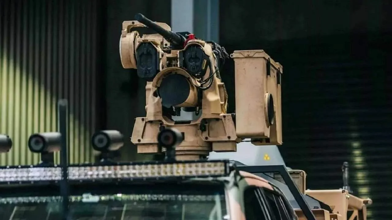 Así convirtieron una camioneta Toyota Hilux en un tanque de guerra