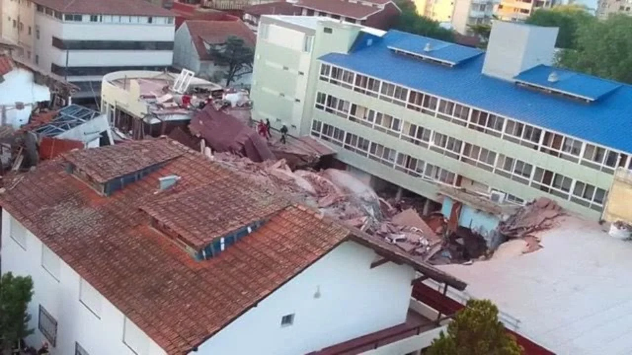 Se derrumbó un edificio en Villa Gesell: ya hay un muerto y siguen varias personas desaparecidas