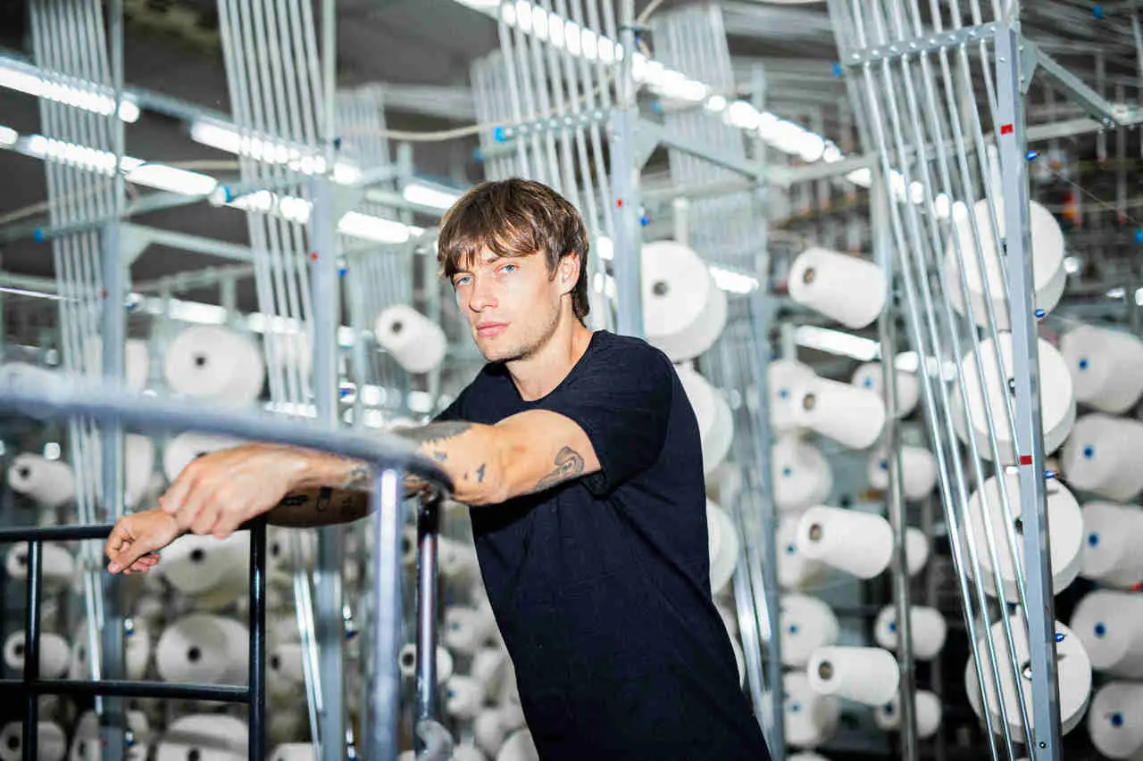 Dfac nueva marca de ropa que vende prendas básicas a mitad de precio