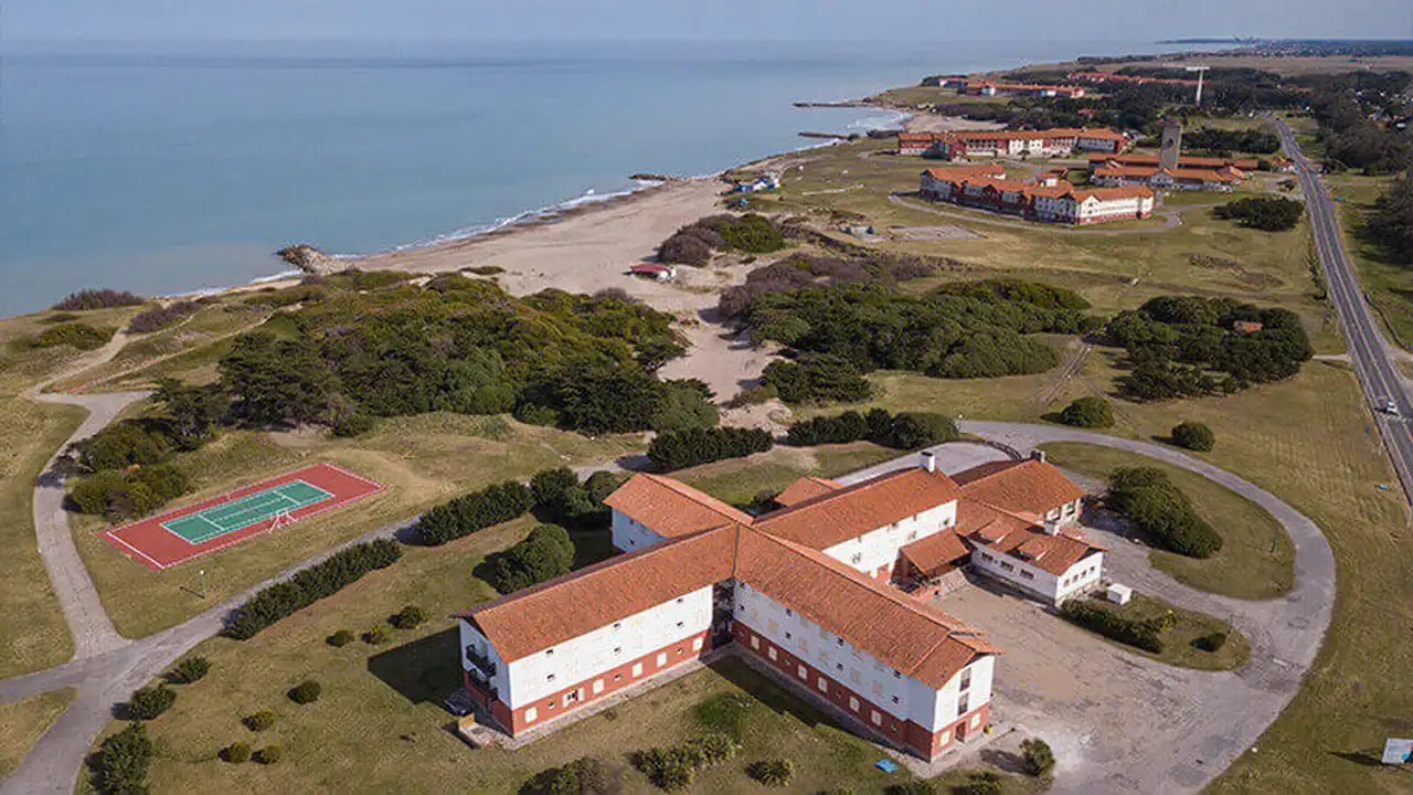 Motosierra al turismo social: acelera la propuesta libertaria para privatizar 16 hoteles y casi 70 casas