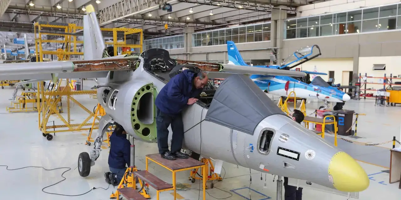 Fábrica de aviones: activan suspensiones rotativas a 720 operarios, que cobrarán sólo el 80% de sus sueldos