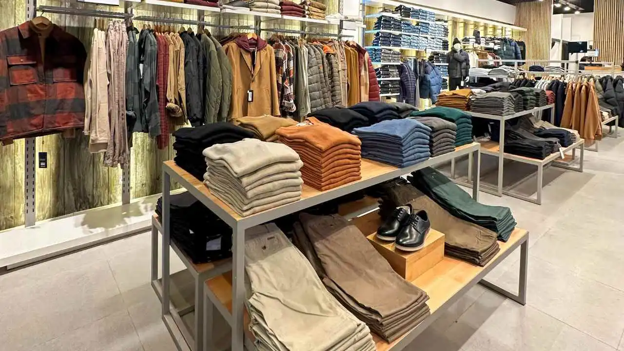 Marca de ropa baja los precios y vende prendas más baratas