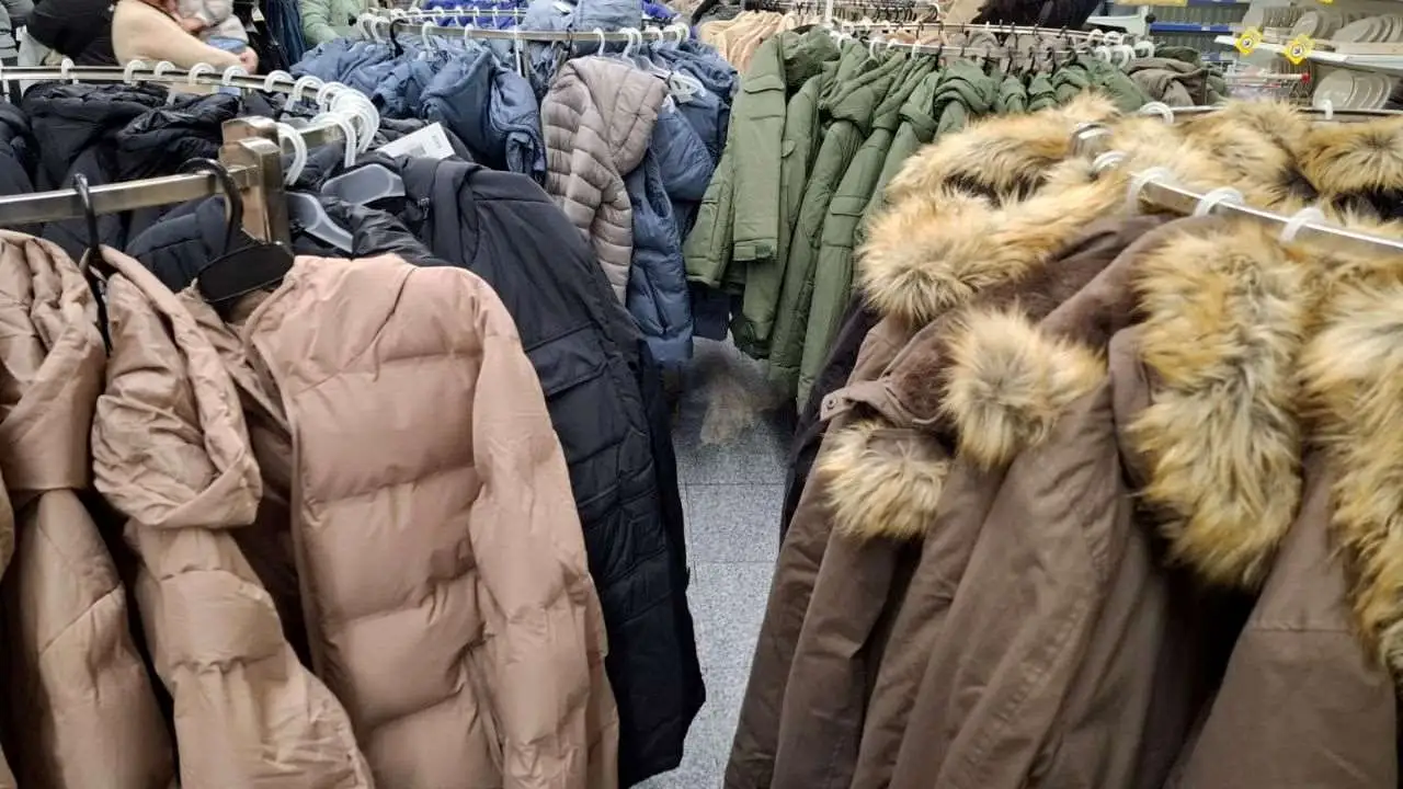 Supermercado más grande de Argentina vende buzos y camperas baratas