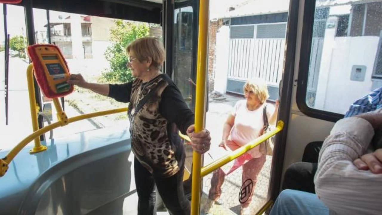 De esta manera los jubilados pueden viajar en colectivo con un 55% de descuento