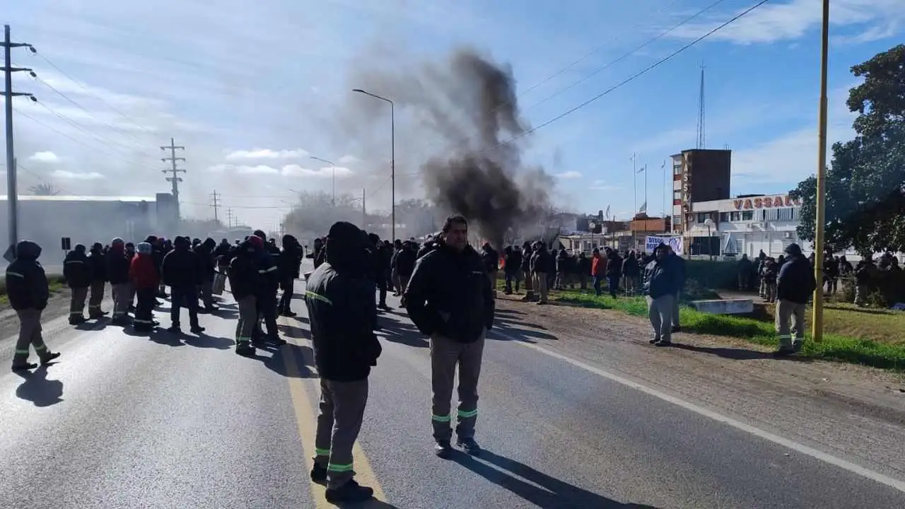 Con turnos de cuatro horas por un 50 por ciento del salario durante seis meses, empieza a encausarse en conflicto en la planta de cosechadoras Vassalli