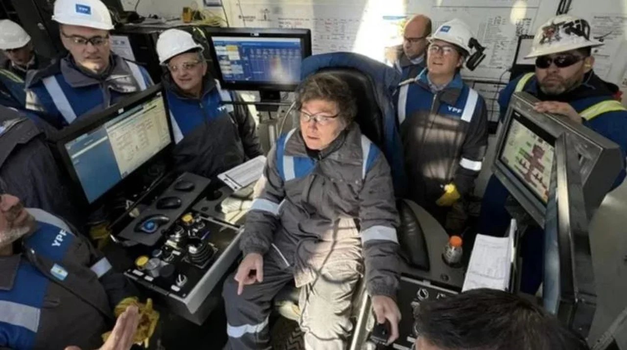 Insólita "moda Vaca Muerta": YPF vende al público el mameluco que popularizó el presidente Milei