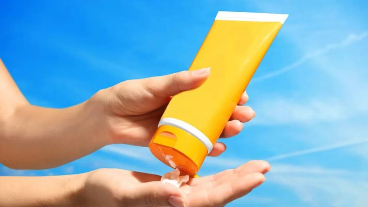 La venta de protectores solares crece pese a la crisis: así es la pelea por el mercado en Argentina