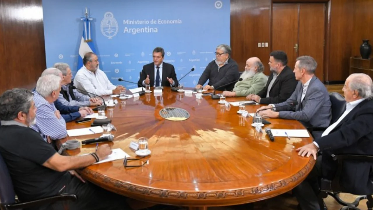 Massa convoca a gremios y empresas para analizar un aumento del Salario Mínimo: ¿a cuánto puede subir?