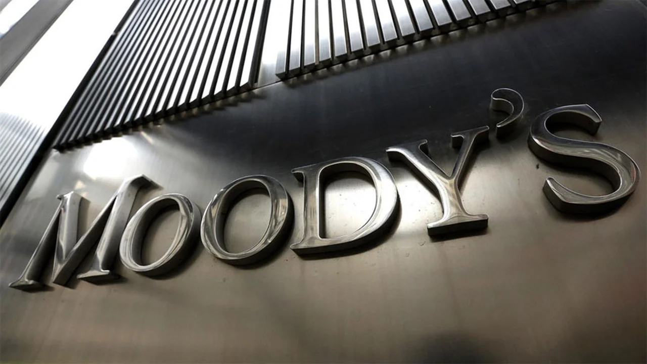 Moody's podría subir la calificación crediticia de Argentina: cómo afectará a los ahorristas y en qué convendrá invertir