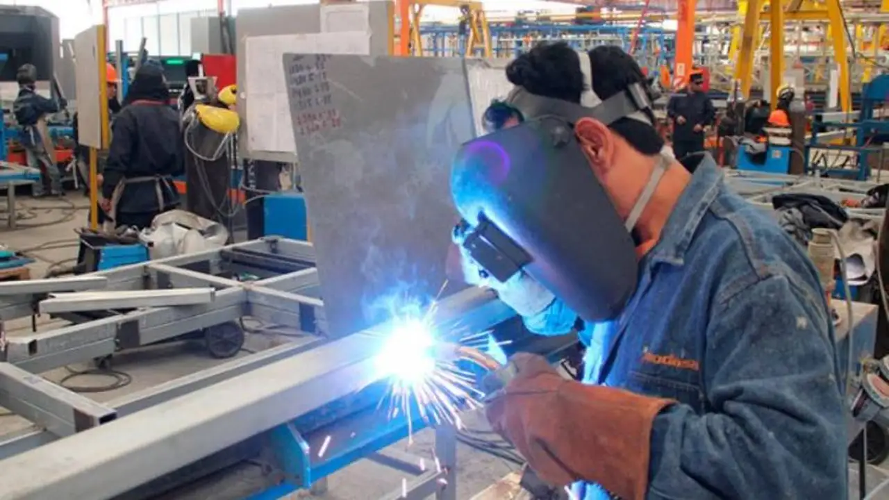 Empleados de este gigante automotor cobrarán el aguinaldo en octubre: ¿de cuál se trata?