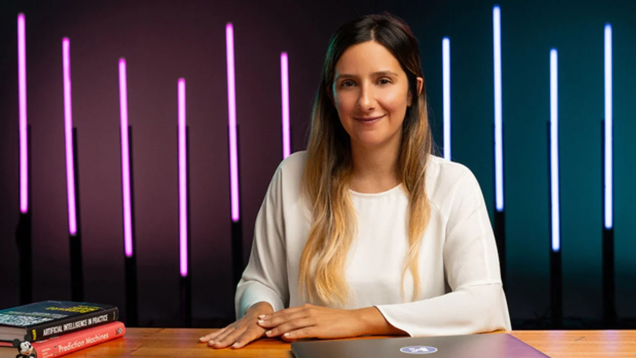 Es argentina, tiene 29 años, y se transformó en la "speaker tapada" de esta esperada conferencia