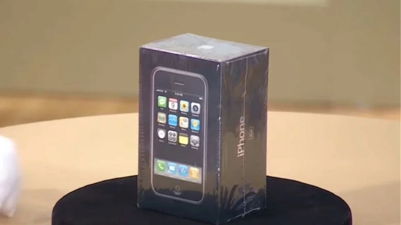 Subastas online: ¿qué impactante cifra se pagó por una edición del primer iPhone de la historia?