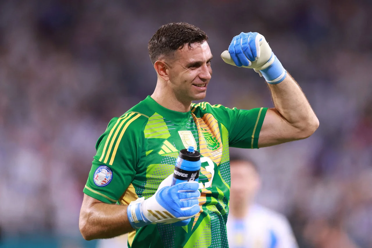 El Dibu Martínez "se comió" a Apple: cómo invertir y ganar de la mano del campeón del mundo