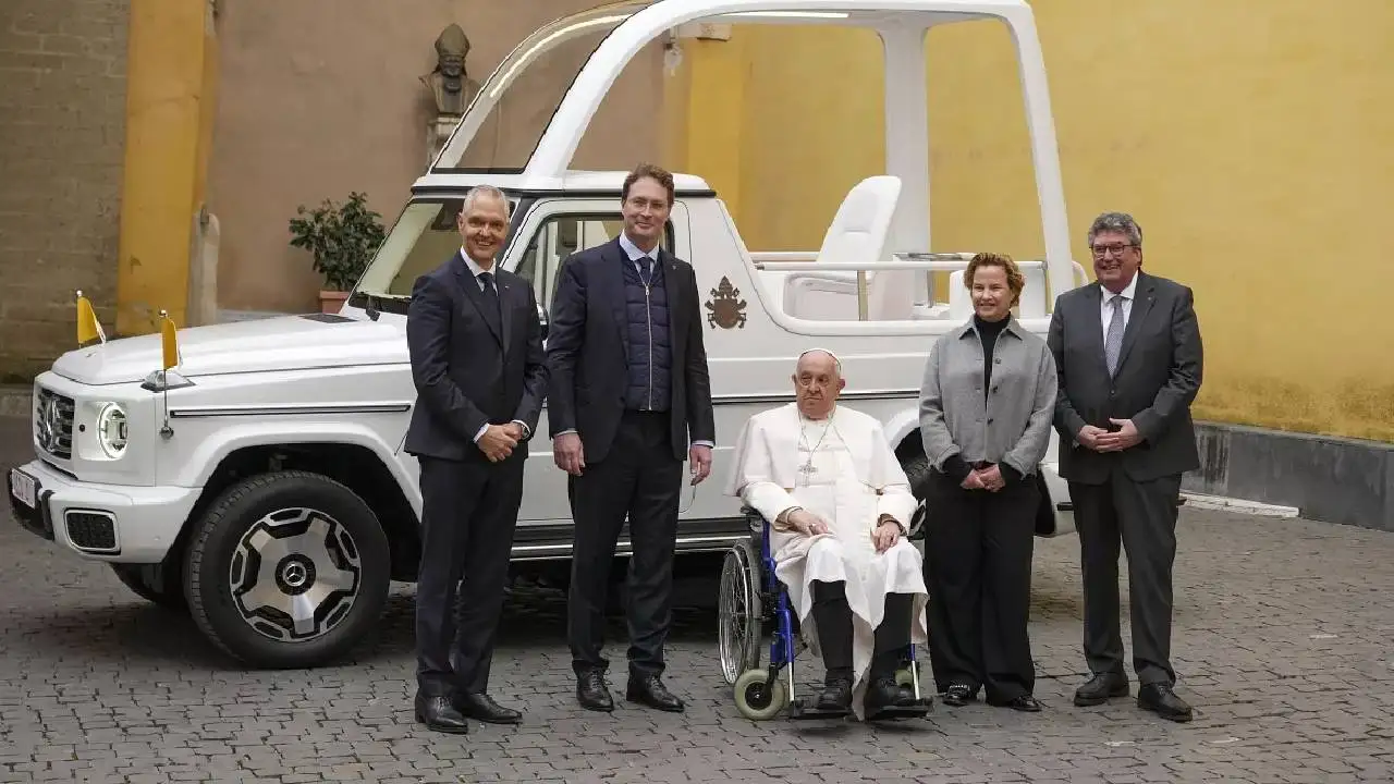 Mercedes-Benz le regala un papamóvil eléctrico al Papa Francisco: sus principales características