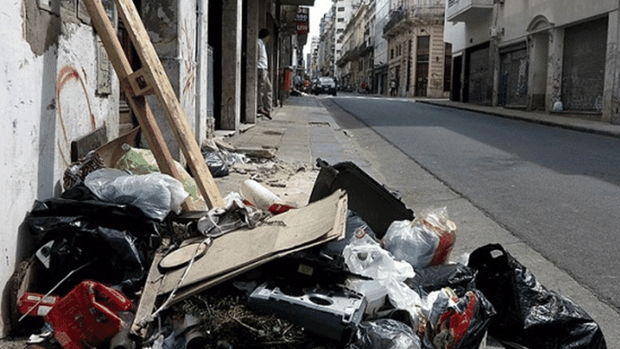 Con las calles repletas de basura, la Ciudad analiza rescindir los ...