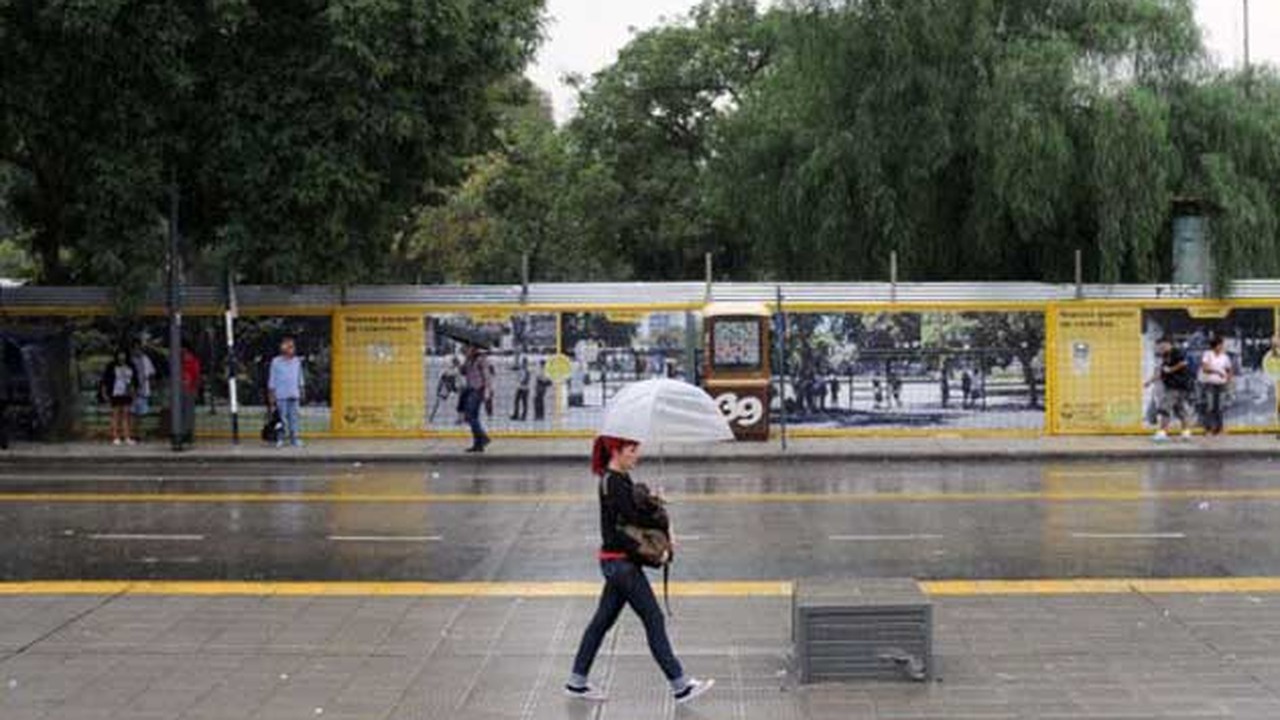 La lluvia y un paro de colectivos complicaron el regreso del trabajo en ...