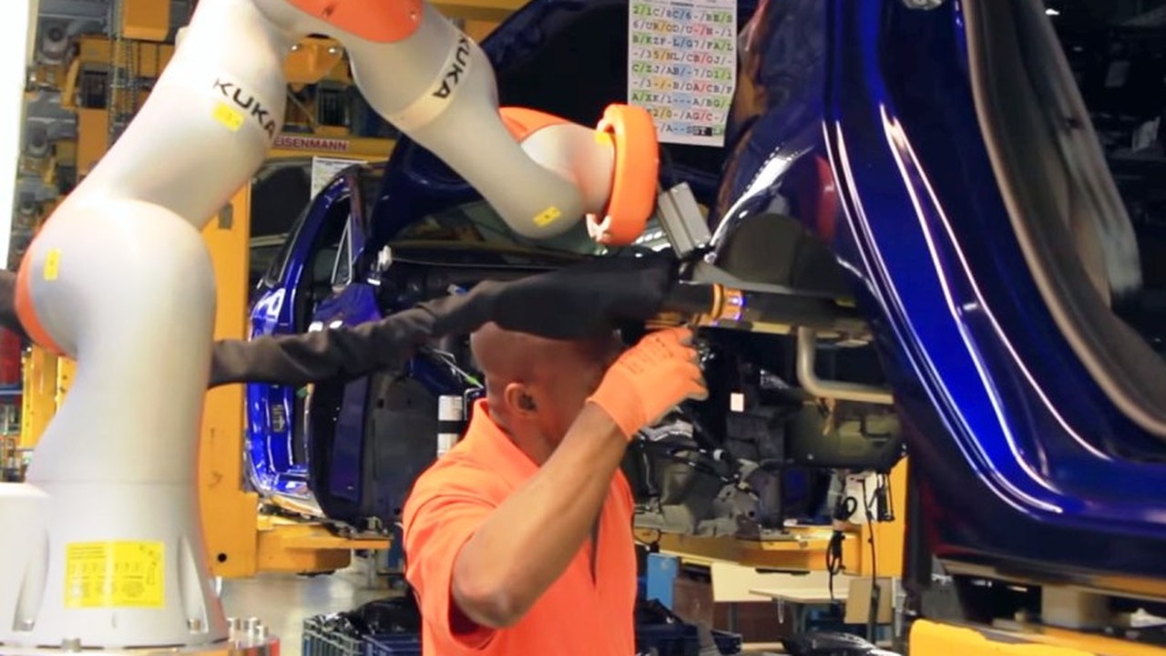 En Ford prueban un nuevo sistema de robots que trabajan junto con los ...