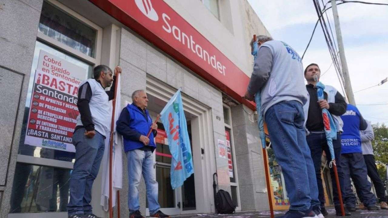 Bancos cierran 379 sucursales y el empleo cae 12% en apenas dos a�os