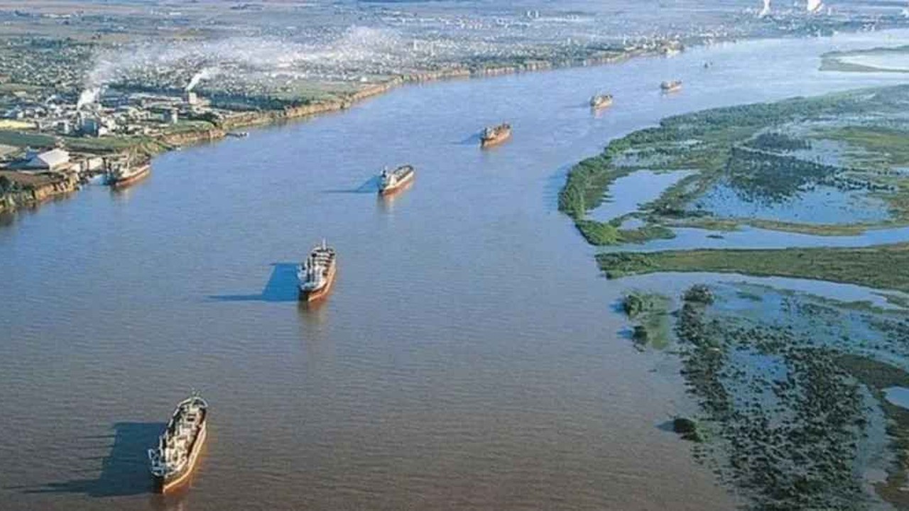 Una medida de Javier Milei pone en riesgo la navegaci�n por la Hidrov�a