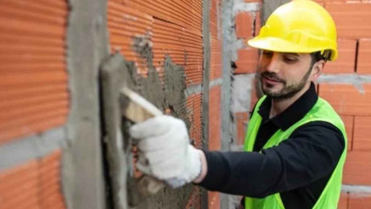 Cuánto cobran un albañil, un electricista y un plomero, por su trabajo, en abril 2026