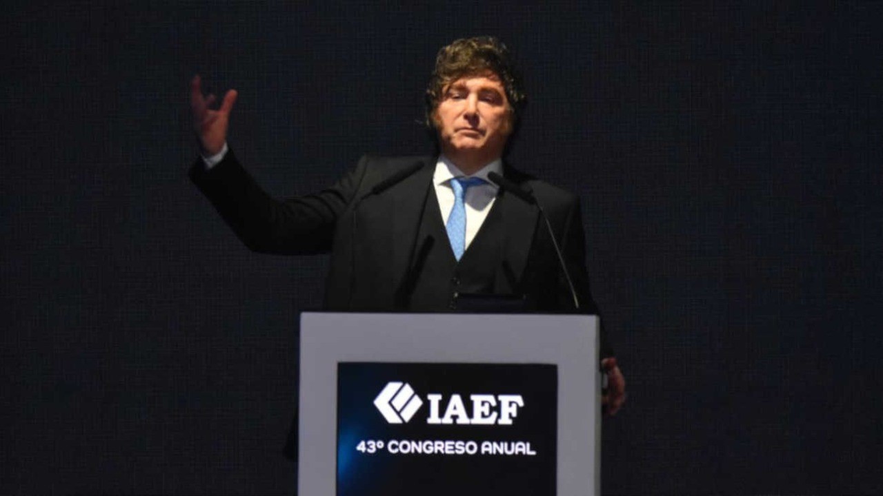 Le recordaron a Milei unaa promesa de Caputo y respondi�: En general se mira 100 a�os