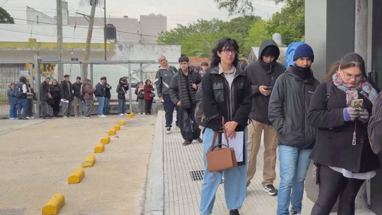Una fila de 10 cuadras en Moreno: un bazar recibi� 2.000 CV para cubrir solo cinco puestos