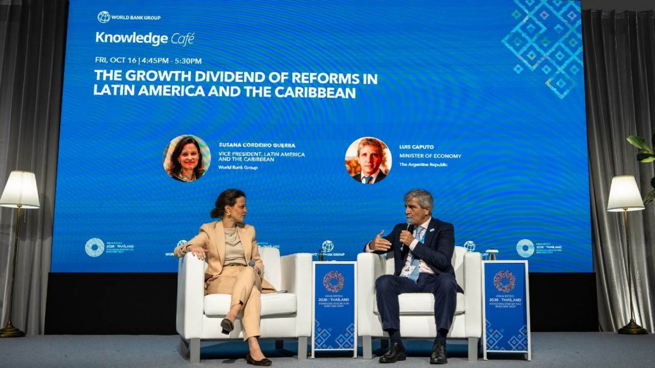 Caputo, en Tailandia: "excedente" de dólares, aumento del crédito y el futuro del RIGI