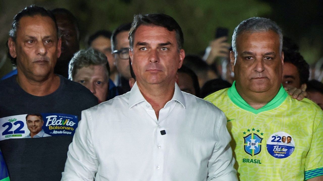 Fl�vio Bolsonaro habr�a viajado a Estados Unidos desde Argentina pese a una orden judicial
