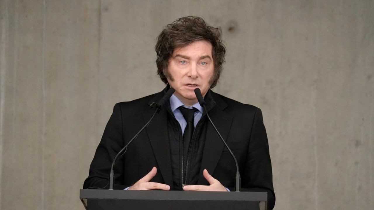 Milei critic� a periodistas, cruz� a Cavallo y prometi� bajar impuestos si es reelecto