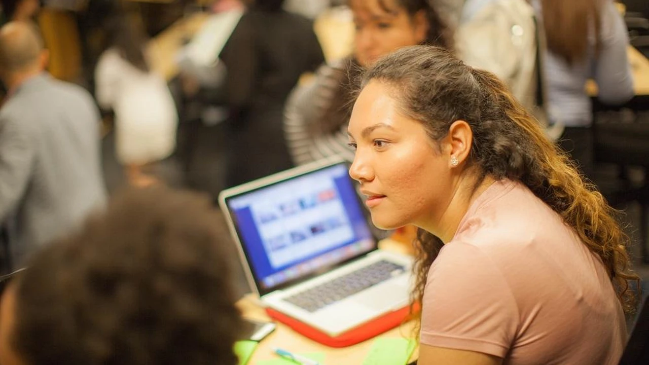 Lanzan un programa de becas para formar jóvenes en programación: cómo ...