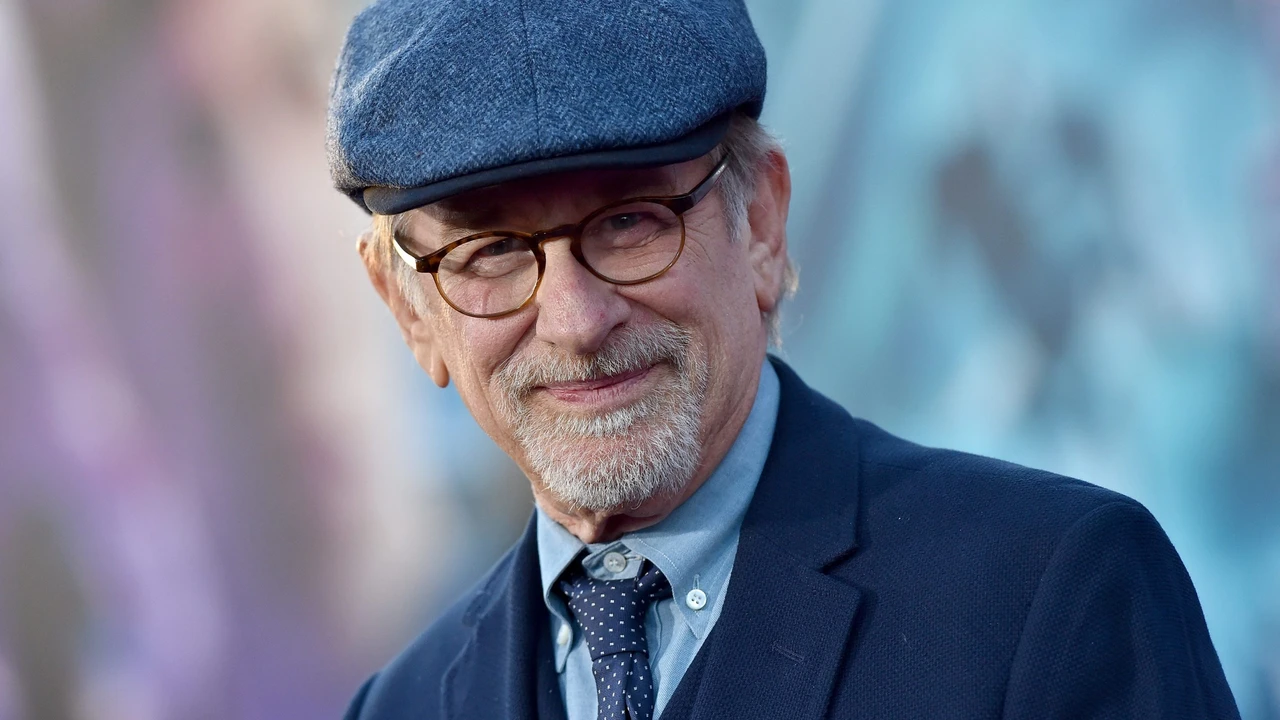 La foto viral de Steven Spielberg, con un dinosaurio muerto