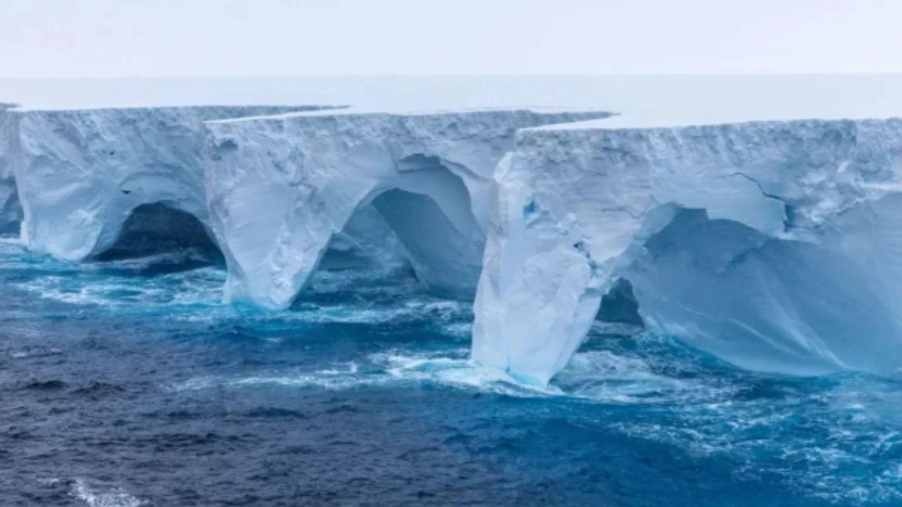 Hallan que el iceberg más grande del mundo se rompió