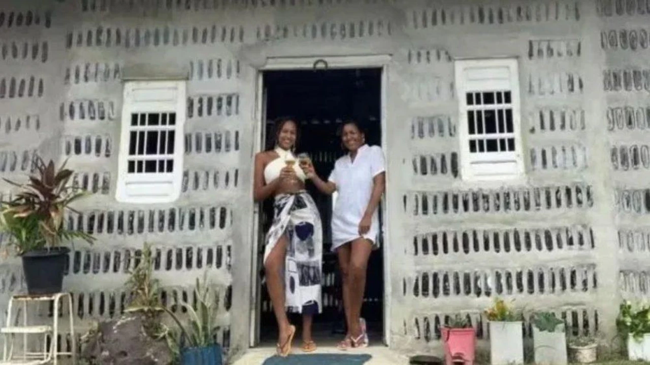 Madre e hija construyeron una casa con 8 mil botellas de vidrio, image size:1280x720