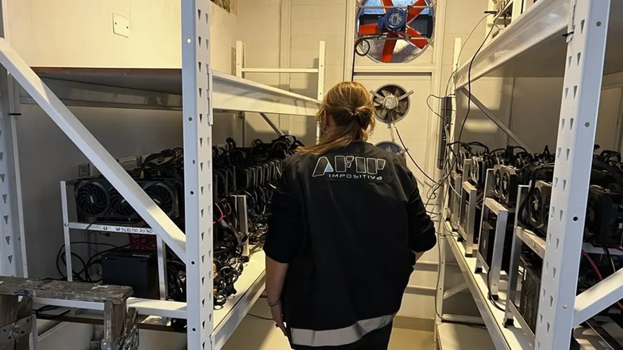 AFIP sigue cazando granjas ocultas de Bitcoin: así las descubren