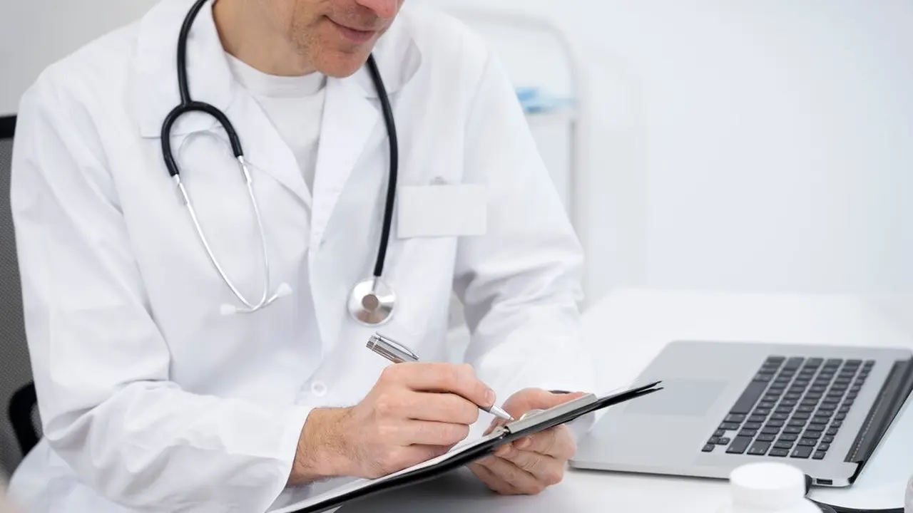 Reforma laboral: las claves de los certificados médicos para justificar inasistencias