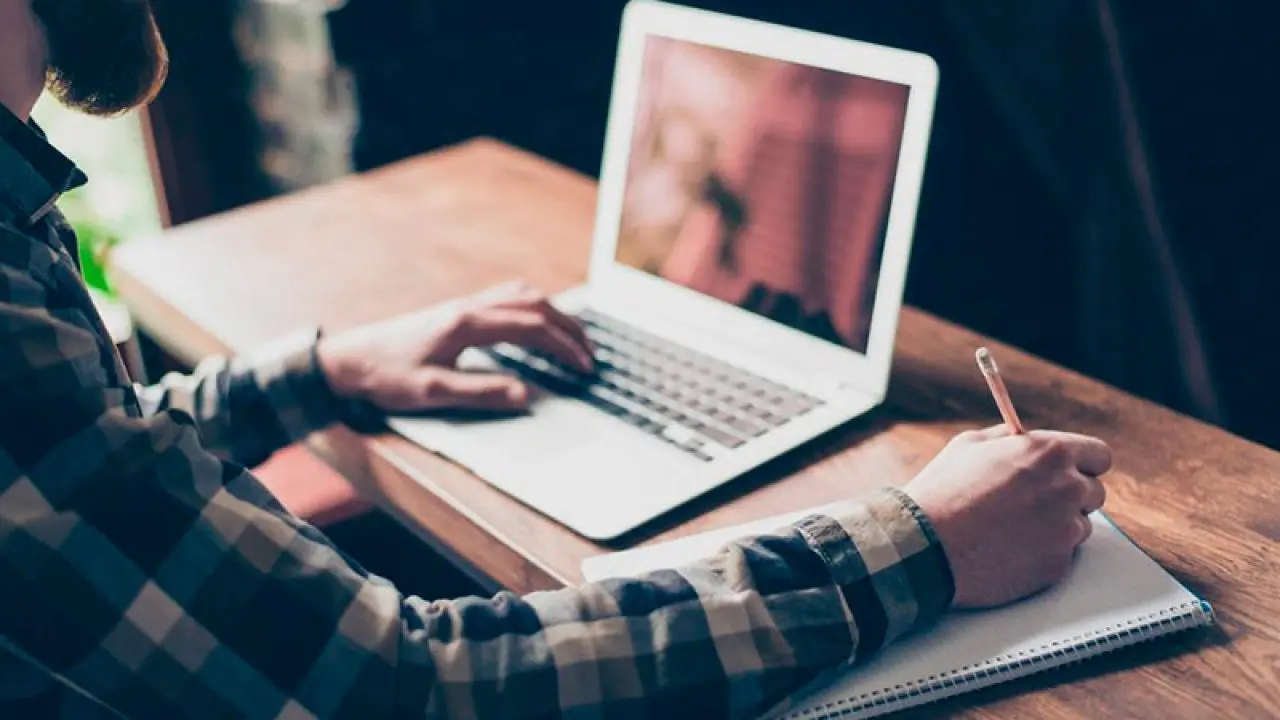 Cursos gratis en español de universidades prestigiosas que se toman en nueva plataforma