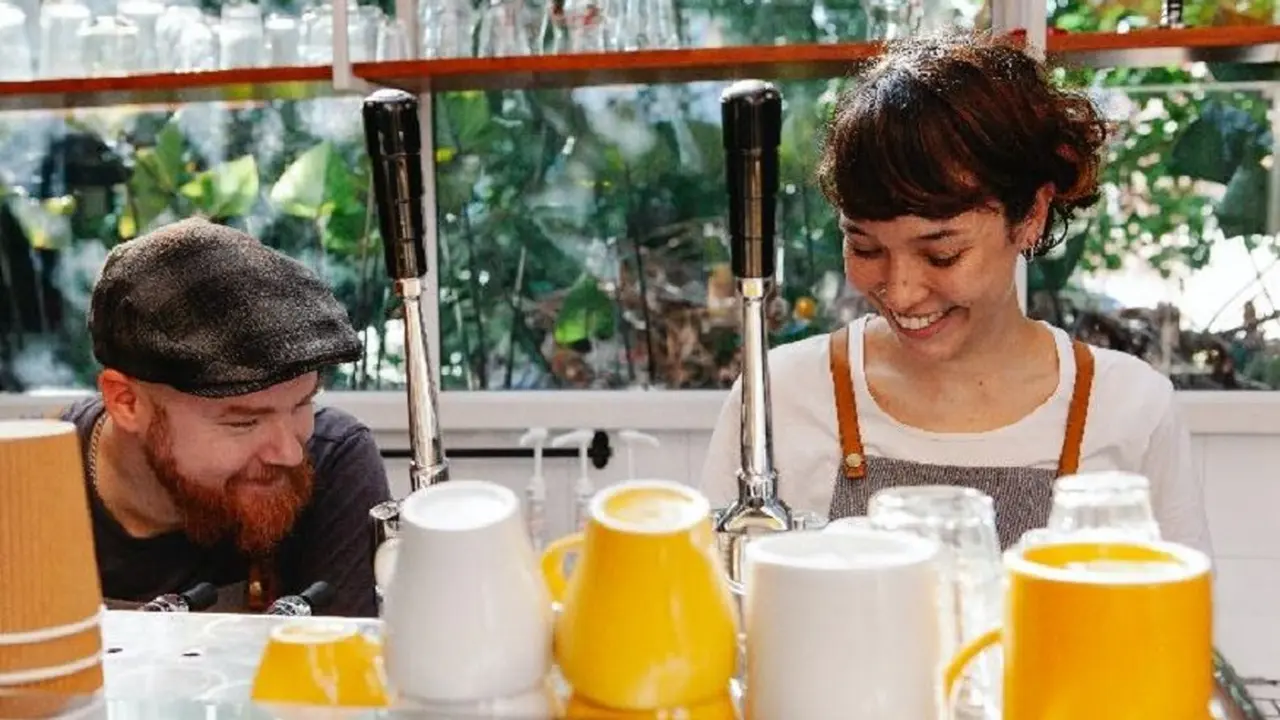 7 trabajos sin experiencia para que jóvenes consigan su primer empleo y cuánto pagan