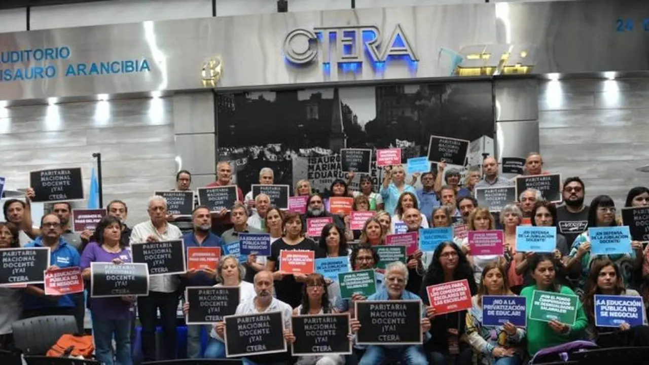 Gremios docentes reclamar�n aumento de sueldo frente a la casa de Adornio