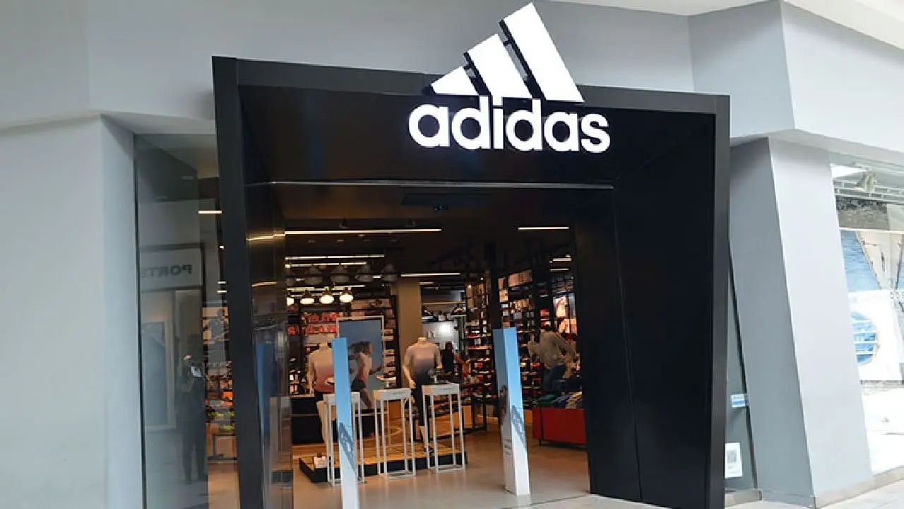 Outlet de Adidas con zapatillas y ropa deportiva barata: descuento de hasta el 50% y en 6 cuotas