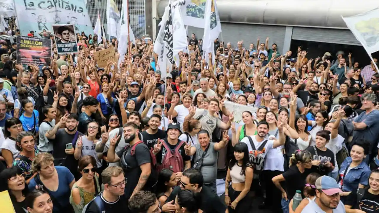 Miles de personas marcharon a Plaza de Mayo por el Día de la Memoria
