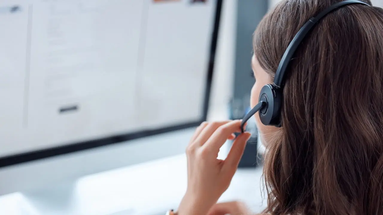 Aumento de sueldo y bono para los empleados de call centers