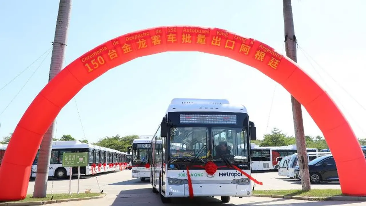 Colectivos a GNC: dónde circularán los 150 buses chinos que llegan al AMBA