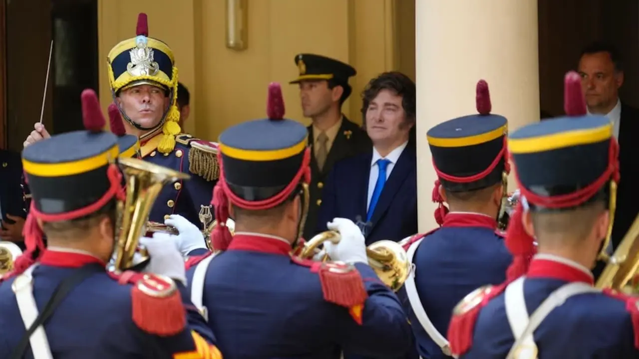 EN VIVO | Javier Milei encabeza el acto de entrega del sable de San Mart�n a Granaderos